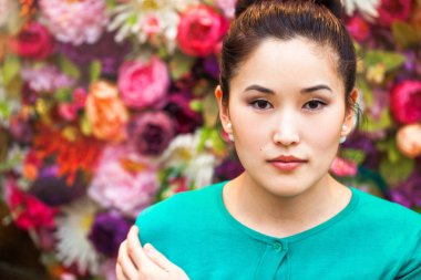 Alışveriş merkezindeki mutlu esmer kadın