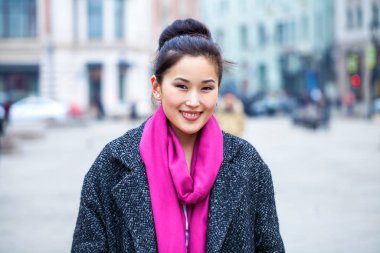 Rusya, Moskova 'da sonbahar gri ceketli mutlu bir kadın yürüyor.