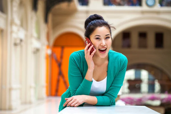 Jeune femme appelant par téléphone dans un centre commercial — Photo