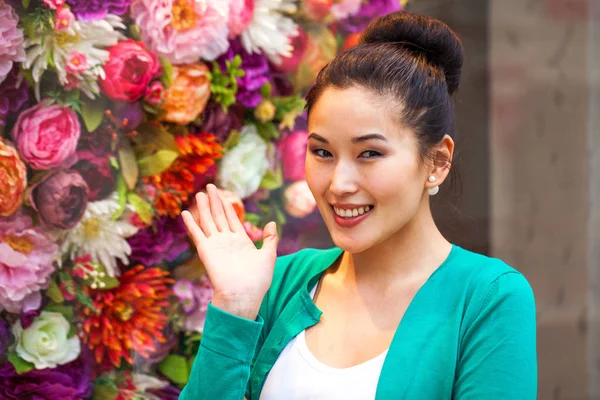 Gelukkig brunette vrouw in een winkelcentrum — Stockfoto