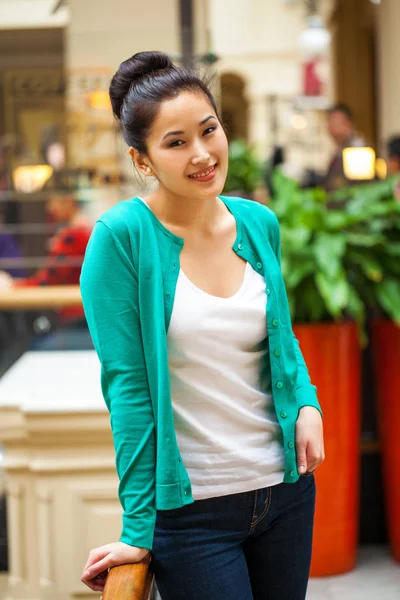 Happy brunette woman in a shopping center — Stock Photo, Image