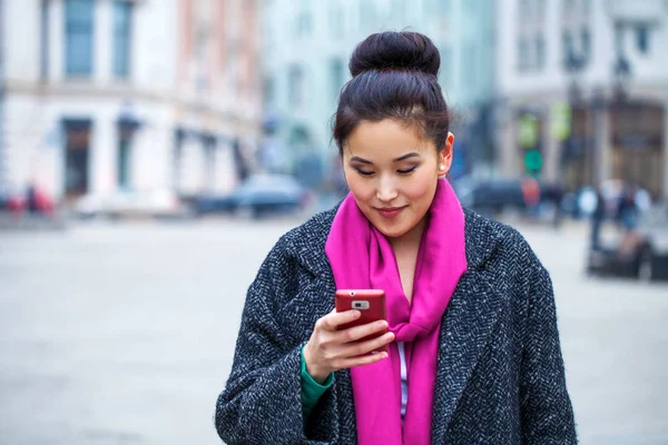 Lycklig kvinna ringer via telefon på vårgatan — Stockfoto