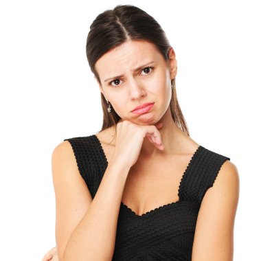 Çok sinirli ve sinirli bir kadın saçını çekiyor. İzole edilmiş 