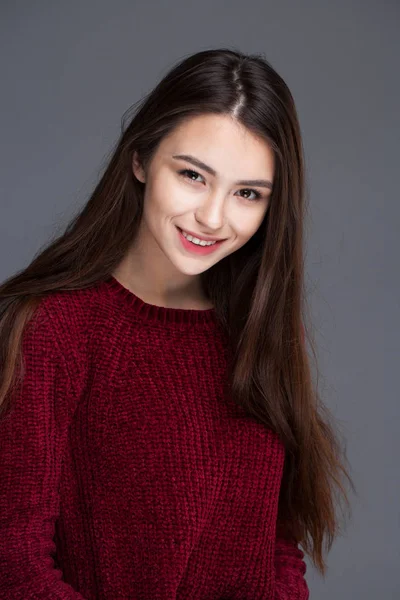 Retrato de una hermosa joven — Foto de Stock