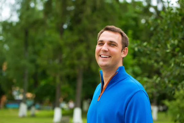 Casual jonge man in de zomer park — Stockfoto