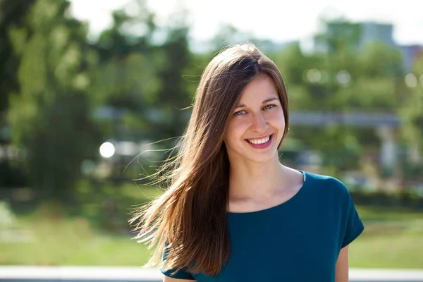 Portret van jonge aantrekkelijke jonge vrouw — Stockfoto