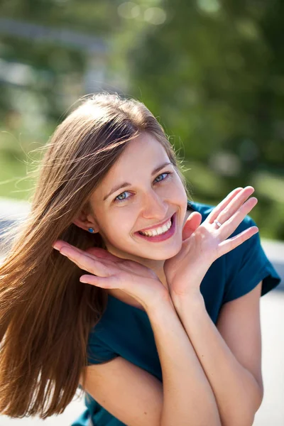 Portrait of young attractive young woman — Stock Photo, Image