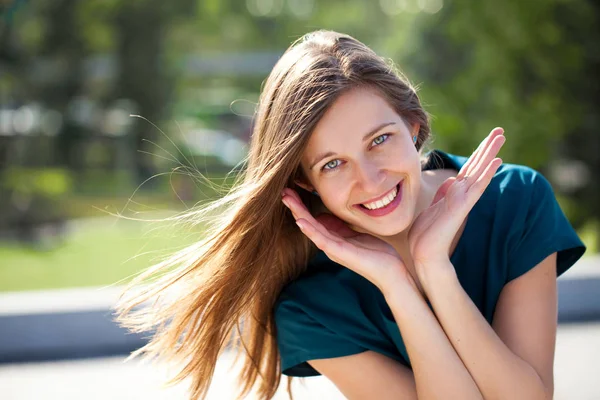 Portret van jonge aantrekkelijke jonge vrouw — Stockfoto