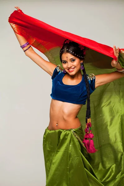 Joven bonita mujer en vestido indio — Foto de Stock