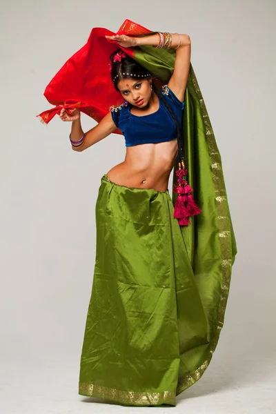 Jeune jolie femme en robe verte indienne — Photo