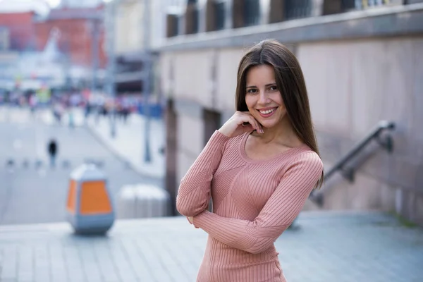 Närbild porträtt av en glad ung kvinna ler — Stockfoto