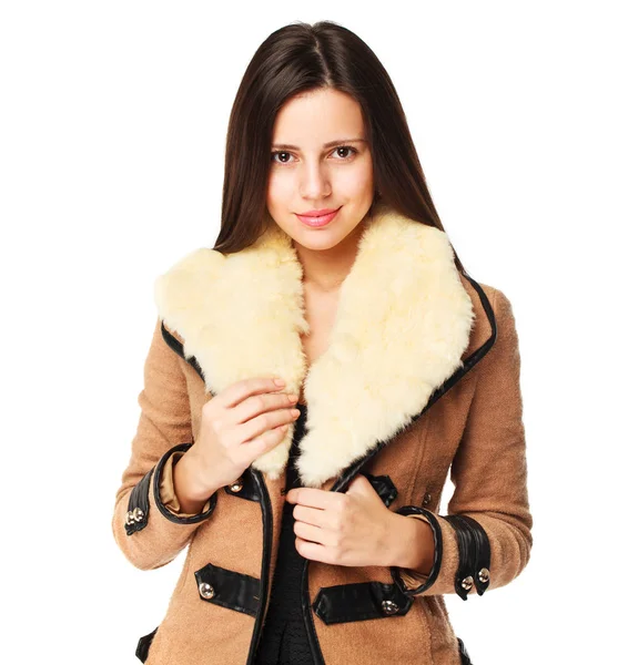 Jeune femme élégante en manteau beige en peau de mouton — Photo