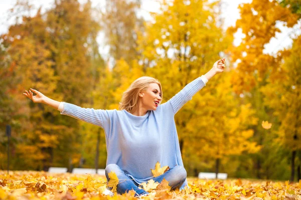 Close up portrait of young blonde beautiful woman in autumn park — Stock Photo, Image
