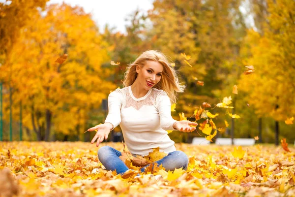 Primer plano retrato de la joven rubia hermosa mujer en el parque de otoño — Foto de Stock