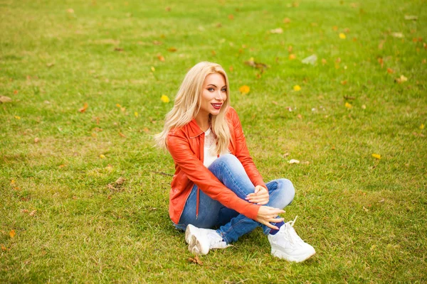 Portret van een gelukkige glimlachende mooie jonge vrouw — Stockfoto