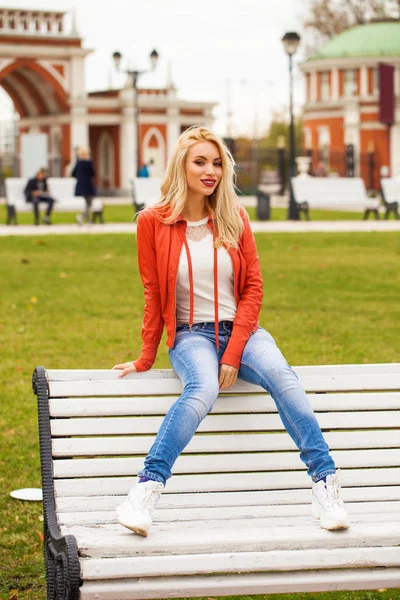 Jonge mooie blonde vrouw in rode jas — Stockfoto