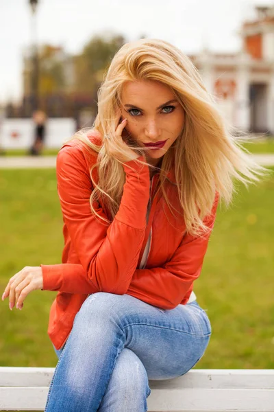 Retrato de feliz sonriente hermosa joven —  Fotos de Stock