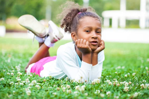 Portrait d'une belle petite fille — Photo