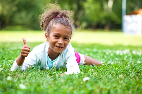 Retrato de una hermosa niña — Foto de Stock