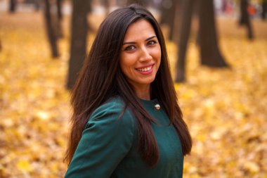 güzel genç esmer kadın portresi 