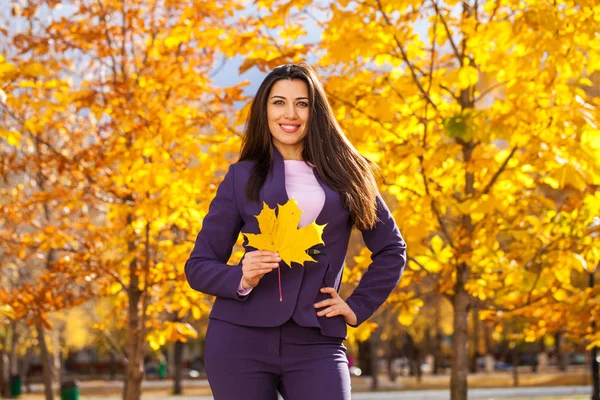 Šťastná obchodní žena v podzimním parku — Stock fotografie