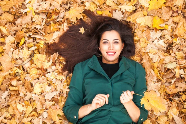 Portret van mooie jonge brunette vrouw — Stockfoto