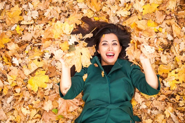 Portret van mooie jonge brunette vrouw — Stockfoto