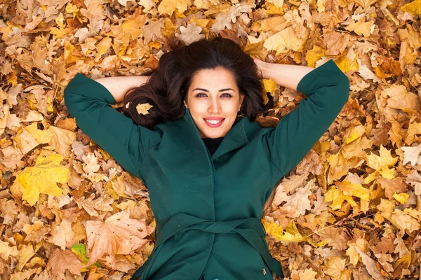 Portret van mooie jonge brunette vrouw — Stockfoto