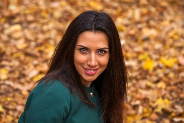 Portret van mooie jonge brunette vrouw — Stockfoto