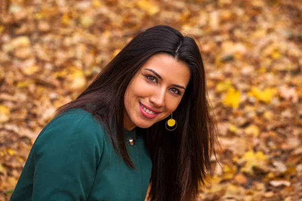 Retrato de una hermosa joven morena —  Fotos de Stock