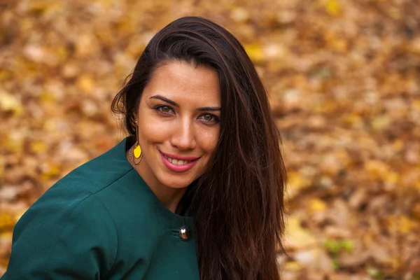 Retrato de una hermosa joven morena —  Fotos de Stock