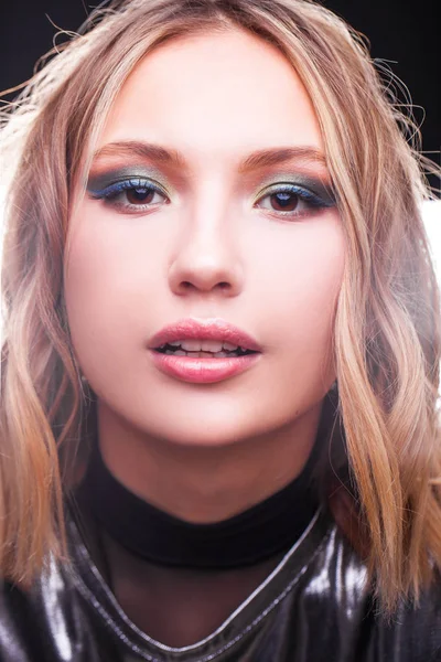 Retrato close-up de jovem bela mulher morena — Fotografia de Stock