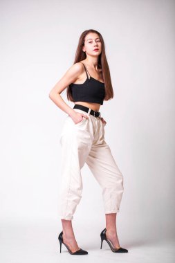 Genç ve güzel esmer modelin portresi.