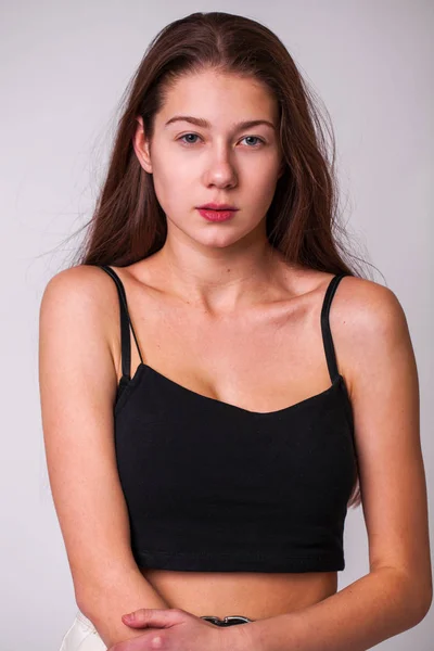 Portré közeli fiatal gyönyörű barna modell — Stock Fotó