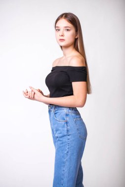 Genç ve güzel esmer modelin portresi.