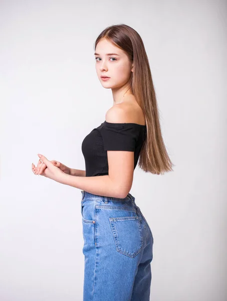 Menina bonita em jeans azul — Fotografia de Stock