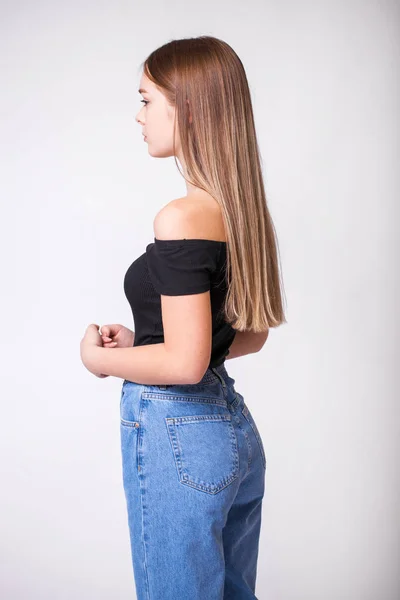 Menina bonita em jeans azul — Fotografia de Stock