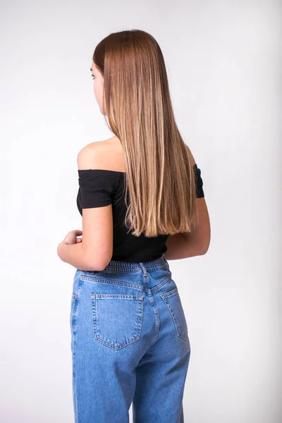 Menina bonita em jeans azul — Fotografia de Stock