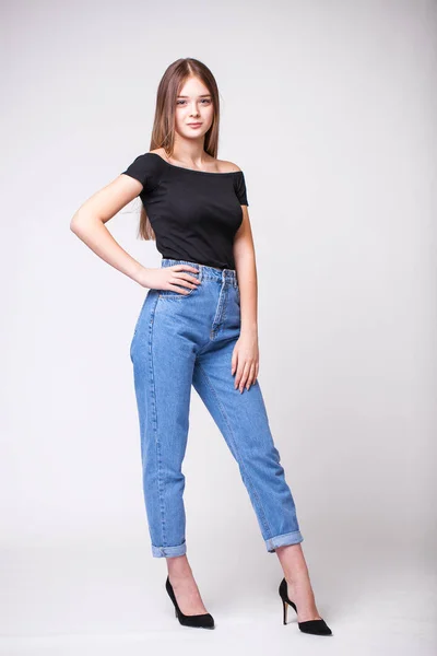 Menina bonita em jeans azul — Fotografia de Stock