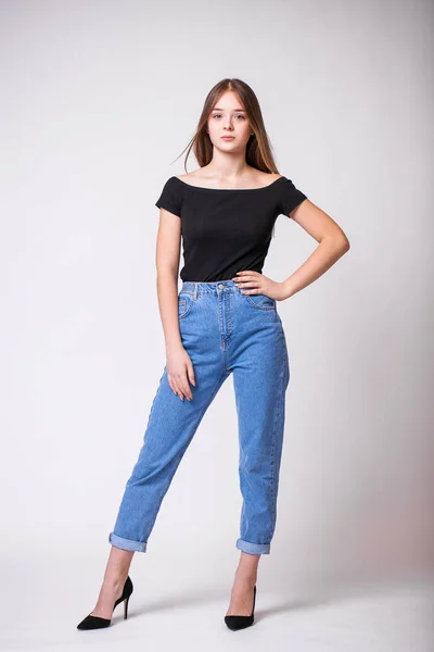 Menina bonita em jeans azul — Fotografia de Stock