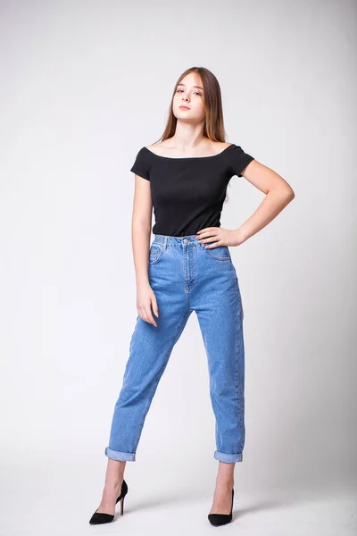 Menina bonita em jeans azul — Fotografia de Stock