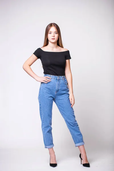 Mooi meisje in blauwe jeans — Stockfoto