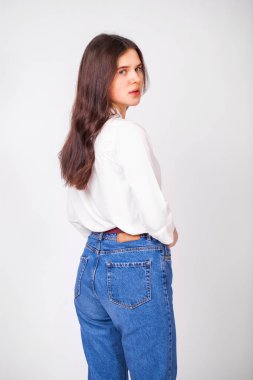 Genç ve güzel esmer modelin portresi.