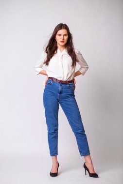 Genç ve güzel esmer modelin portresi.