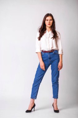 Genç ve güzel esmer modelin portresi.