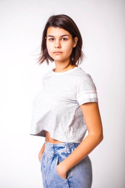 Genç ve güzel esmer modelin portresi.