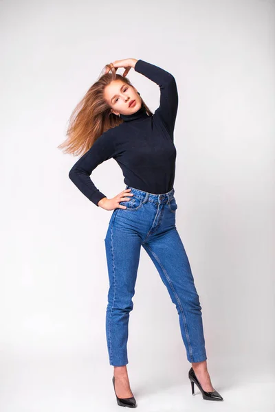 Красивая девушка в синих джинсах — стоковое фото