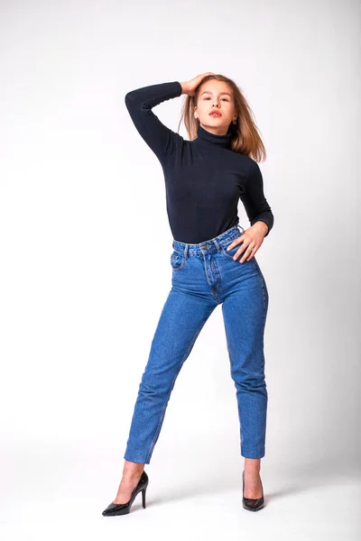 Krásná dívka v modrých džínách — Stock fotografie