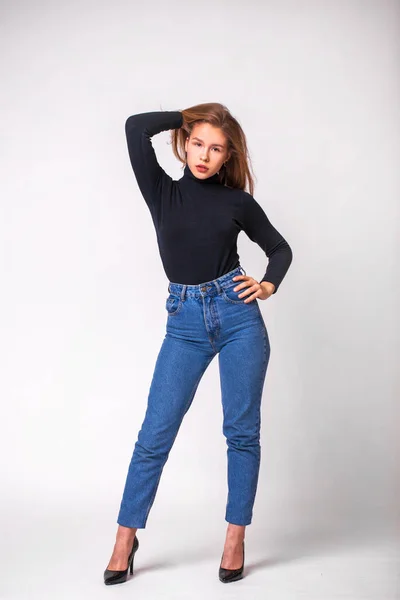 Piękna dziewczyna w niebieskich dżinsach — Zdjęcie stockowe