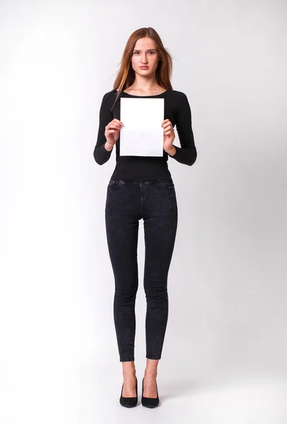 Mulher sexy bonita em jeans pretos — Fotografia de Stock